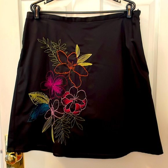 Liz Claiborne First Issue Dresses & Skirts - Plus 16 Liz Claiborne black skirt - color floral embroidery - Easy side Zip